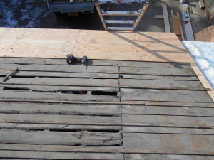 安曇野市の物置/セメント瓦屋根葺き替え 西側　野地べニア取付工事画像
