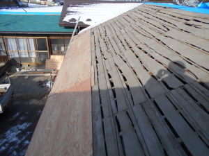 安曇野市の物置/セメント瓦屋根葺き替え 西側　野地べニア取付工事画像.1