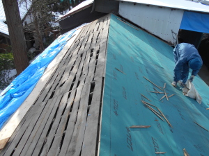 安曇野市の物置/セメント瓦屋根葺き替え 防水シート工事画像