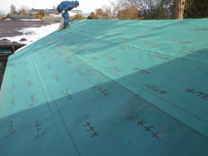 安曇野市の物置/セメント瓦屋根葺き替え 防水シート工事画像.1