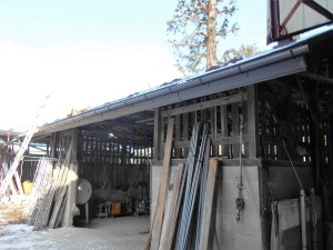 安曇野市の物置/セメント瓦屋根葺き替え 西側　破風巻　雨樋取付工事画像