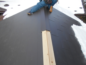 安曇野市の物置/セメント瓦屋根葺き替え ガルバリウム鋼板 棟取付工事画像