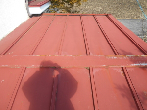 松本市の住宅/トタン屋根葺き替え（カバー工法）工事前画像