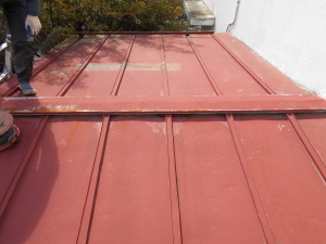 松本市の住宅/トタン屋根葺き替え（カバー工法）ガルバリウム鋼板立平葺き工事前画像