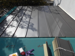 松本市の住宅/トタン屋根葺き替えガルバリウム鋼板立平葺き工事画像