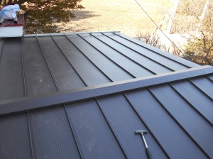 松本市の住宅/トタン屋根葺き替えガルバリウム鋼板立平葺き 棟を取り付け工事完成画像