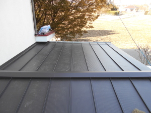 松本市の住宅/トタン屋根葺き替え（カバー工法）ガルバリウム鋼板立平葺き工事完成画像