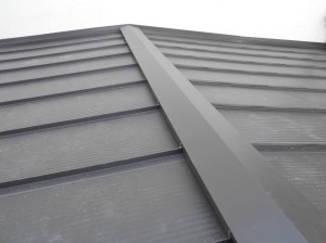松本市の住宅/トタン屋根葺き替えガルバリウム鋼板立平葺き 棟を取り付け工事完成画像.1