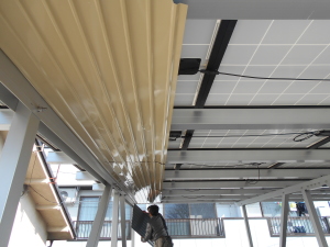 松本市の太陽光/下屋根 カラートタン角波板張り工事画像