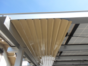 松本市の太陽光/下屋根カラートタン角波板張り工事画像.1