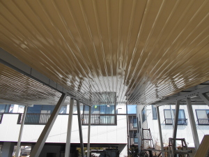 松本市芳川の太陽光/下屋根カラートタン角波板張り工事画像