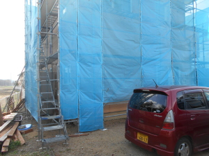 安曇野市の住宅/外壁塗装　仮設足場設置　メッシュ取り付け工事画像
