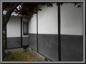 住宅1Ｆ/外壁漆喰壁/木窓枠;塗装工事前画像.1