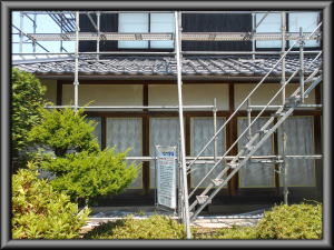 住宅1Ｆ/外壁漆喰壁/木窓枠;塗装工事前画像