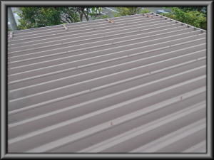 安曇野市の物置/トタン折半屋根塗装工事前画像.1
