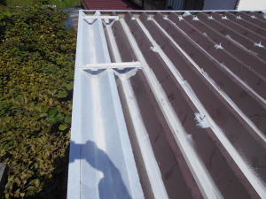 安曇野市の物置/折半屋根塗装 下塗り塗装工事画像