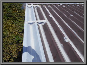 安曇野市の物置/トタン折半屋根塗装 下塗り塗装工事画像
