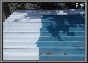安曇野市の物置/別棟 トタン折半屋根塗装 下塗り塗装工事画像