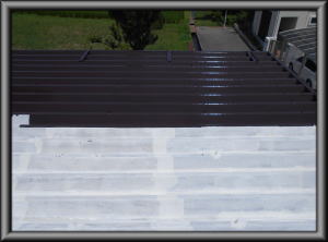 安曇野市の物置/トタン折半屋根塗装 中塗り1回目塗装工事画像