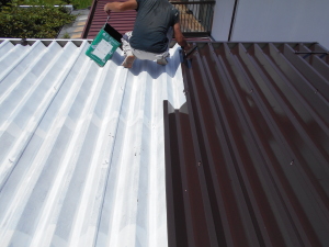 安曇野市の物置/折半屋根塗装 中塗り塗装工事画像.1