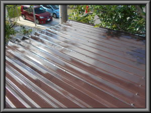 安曇野市の物置/別棟 トタン折半屋根塗装 上塗1回目の塗装工事画像.1