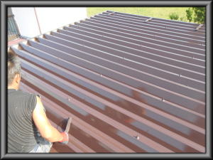 安曇野市の物置/トタン折半屋根塗装 上塗２回目の塗装工事画像