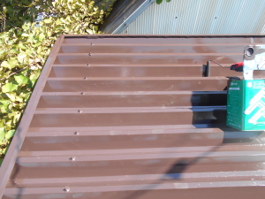安曇野市の物置/折半屋根塗装 上塗り塗装工事画像