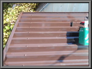 安曇野市の物置/トタン折半屋根塗装 上塗２回目の塗装工事画像