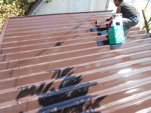 安曇野市の物置/折半屋根塗装 上塗り塗装工事画像.1