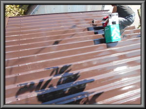 安曇野市の物置/トタン折半屋根塗装 上塗２回目の塗装工事画像.1