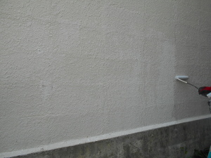 安曇野市の物置/外壁塗装 下塗り塗装工事画像.1