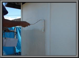 安曇野市の物置/外壁塗装 中塗１回目の塗装工事画像