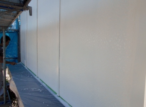 安曇野市の物置/外壁塗装 中塗１回目の塗装工事画像.1