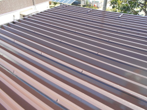 安曇野市の物置/折半屋根塗装工事完成画像.1
