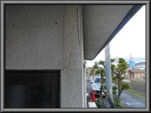 安曇野市穂高の住宅/外壁塗装　ひび割れ工事前画像