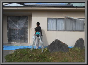 安曇野の住宅/外壁塗装 上塗り2回目の塗装工事画像.1