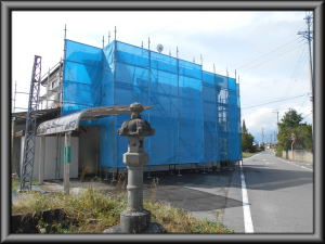 安曇野市の物置/外壁塗装　仮設足場設置工事画像