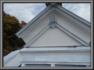 北安曇郡麻績村の住宅/トタン屋根塗装　飾り白色1回目の塗装工事