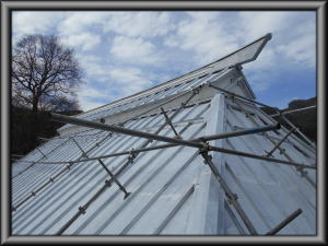 北安曇郡麻績村の住宅/トタン屋根塗装　飾り白色1回目の塗装工事.1