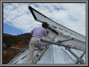 北安曇郡麻績村の住宅/トタン屋根塗装　上塗り茶色1回目の塗装工事