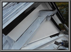 北安曇郡麻績村の住宅/トタン屋根塗装　上塗り茶色1回目の塗装工事.1