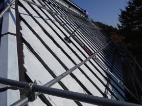 東筑摩郡麻績村の住宅/屋根塗装　中塗り塗装工事画像