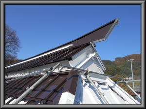 北安曇郡麻績村の住宅/トタン屋根塗装　上塗り飾り1回目の塗装工事画像