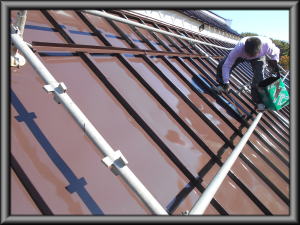 北安曇郡麻績村の住宅/トタン屋根塗装　上塗り平場2回目の塗装工事画像