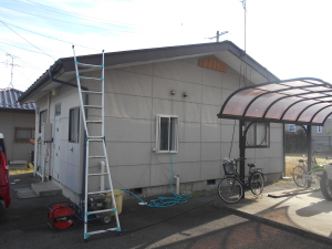 安曇野市の住宅/破風塗装工事前画像