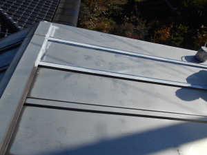 安曇野市の住宅/トタン屋根塗装 下塗り塗装工事画像.1