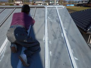 安曇野市の住宅/トタン屋根塗装 下塗り塗装工事画像