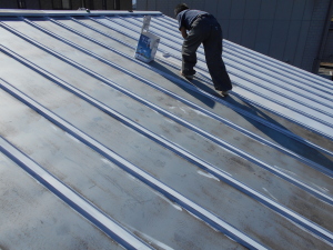 安曇野市の住宅/トタン屋根塗装 平場下塗り塗装工事ｊ画像
