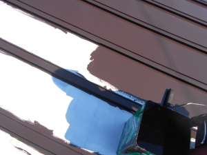 安曇野市の住宅/トタン屋根塗装 平場中塗り塗装工事画像.1