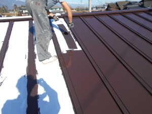 安曇野市の住宅/トタン屋根塗装 平場中塗り塗装工事画像
